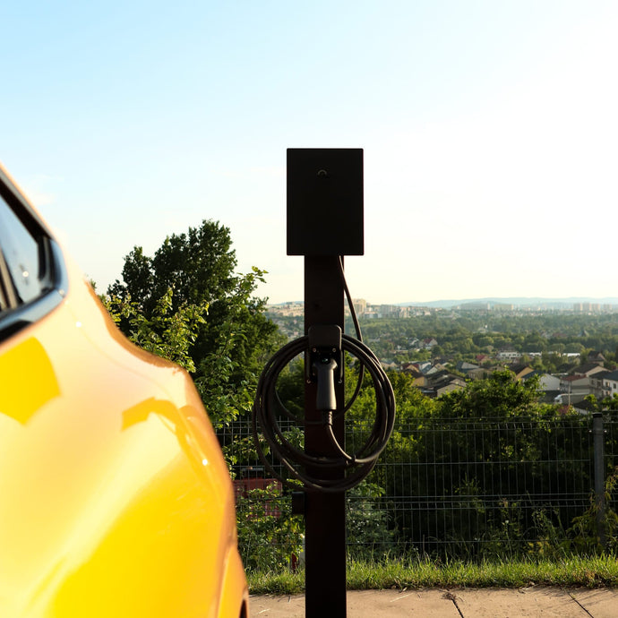 green wallbox stacja ladowania samochodow elektrycznych